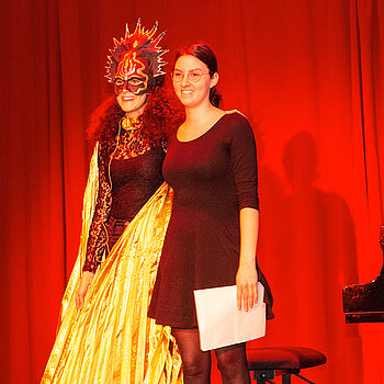 Wunderbare Darbietung: Felicia Bulenda mit ihrer Schwester Leonie, die virtuos am Klavier begleitete. 