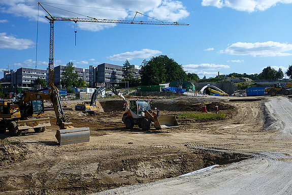 Westtangente Freising: Blick auf das Nordportal des Tunnels, davor zu sehen die angelaufenen Arbeiten an der Thalhauser Straße für den Bau von zwei Brücken. (Foto: Martin Bullinger/edr) 