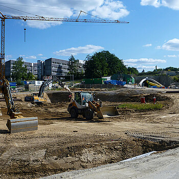 Westtangente Freising: Blick auf das Nordportal des Tunnels, davor zu sehen die angelaufenen Arbeiten an der Thalhauser Straße für den Bau von zwei Brücken. (Foto: Martin Bullinger/edr) 