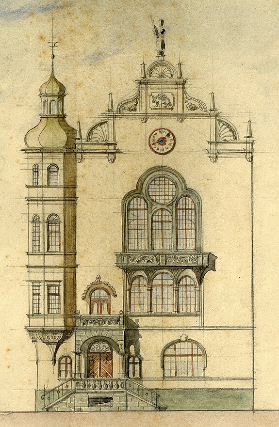Adolf Seiffharts Entwurf für die Schaufassade des Rathauses am Marienplatz; anders als Günther Blumentritts ausgeführtes Projekt gibt es hier einen Rathausbalkon (Stadtarchiv Freising, Plansammlung).