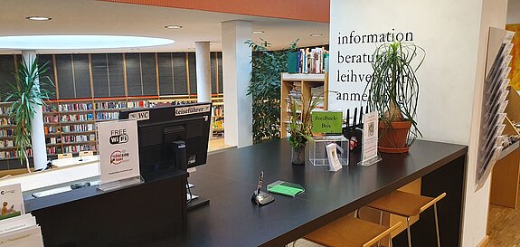 Foto von der Info-Theke der Stadtbibliothek Freising