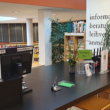 Foto von der Info-Theke der Stadtbibliothek Freising