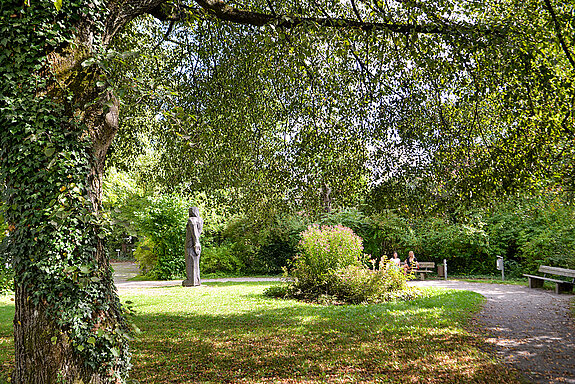 Grüne Oase: Der Amtsgerichtsgarten im Herzen der Altstadt trägt zur Verbesserung des Innenstadt-Klimas bei und hat zudem eine wichtige Erholungsfunktion. (Foto: Stadt Freising)