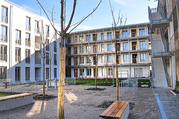 Blick in den Innenhof des zweiten Gebäudes: Auch dieser ist mit Spiel- und Rasenflächen und Möglichkeiten zum Garteln ausgestattet. (Foto: Stadt Freising) 