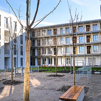 Blick in den Innenhof des zweiten Gebäudes: Auch dieser ist mit Spiel- und Rasenflächen und Möglichkeiten zum Garteln ausgestattet. (Foto: Stadt Freising) 