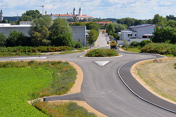 Noch provisorisch: Die Zufahrt Richtung Angerstraße verläuft über eine direkte Abfahrt der Bahnbrücke und nicht, wie nach Fertigstellung der Westtangente, kreuzungsfrei über die Feldfahrt. (Foto: Stadt Freising)