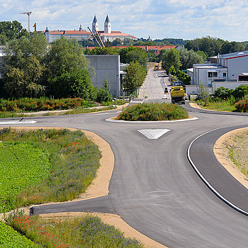 Noch provisorisch: Die Zufahrt Richtung Angerstraße verläuft über eine direkte Abfahrt der Bahnbrücke und nicht, wie nach Fertigstellung der Westtangente, kreuzungsfrei über die Feldfahrt. (Foto: Stadt Freising)