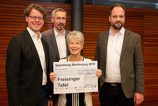 Freude über die stattliche Spende: Musikschulleiter Odilo Zapf, Bernhard Reiml (Stadtheimatpflege), Gundi Kürtsen (2. Vorsitzende Freisinger Tafel) und OB Tobias Eschenbacher (v.l.). (Foto: Stadt Freising)