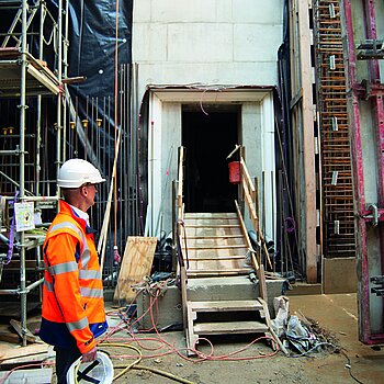 Westtangente Freising: Schachtbauwerk mit nördlichem Tunnelausstieg zur Vöttinger Straße.