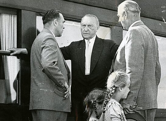 Konrad Adenauer im Gespräch mit dem Bundestagskandidaten Franz Seidl und dem Regierungsdirektor Alois Braun am 13. August 1953 in Freising. 