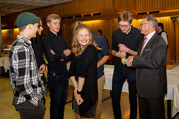 Beste Stimmung: Hauptamtsleiter Rupert Widmann (rechts) im Gespräch mit den jungen Musiker*innen. (Foto: Stadt Freising)