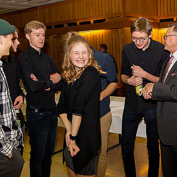 Beste Stimmung: Hauptamtsleiter Rupert Widmann (rechts) im Gespräch mit den jungen Musiker*innen. (Foto: Stadt Freising)