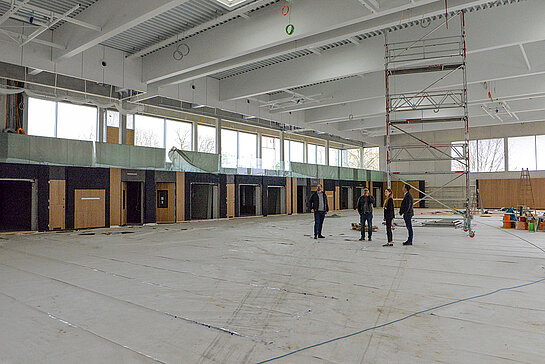 Die künftige Dreifachturnhalle im SteinPark (Aufnahme 29. März 2022), die auch eine Tribüne bietet: Mit Schulbeginn im Herbst 2022 soll die Sportarena auch Vereinen zur Verfügung stehen. (Foto: Stadt Freising)