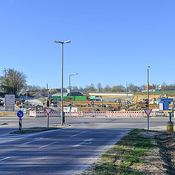 Blick vom Weihenstephaner Ring auf die Bauarbeiten an der Thalhauser Straße. (Foto: Stadt Freising)