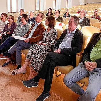 Kleine Gästeschar mit Martin Keeser (Mitte) und seiner Frau Beate (3. von rechts) bei der Verastaltung zur Übergabe der Partitur. (Foto: Stadt Freising) 