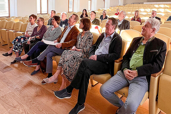 Kleine Gästeschar mit Martin Keeser (Mitte) und seiner Frau Beate (3. von rechts) bei der Verastaltung zur Übergabe der Partitur. (Foto: Stadt Freising) 