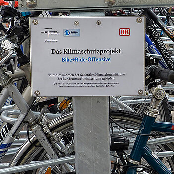 Mit Schildern wie diesem wird am Bahnhof darauf hingewiesen, dass es sich bei den Doppelstockparkern um das Klimaschutzprojekt "Bike+Ride-Offensive" handelt. (Foto: Stadt Freising) 