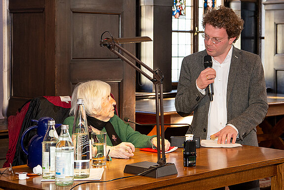 Auch Stadthistoriker Florian Notter, der die Veranstaltung moderierte, nutzte die einmalige Gelegenheit, der Zeitzeugin Fragen zu stellen. (Foto: Stadt Freising)