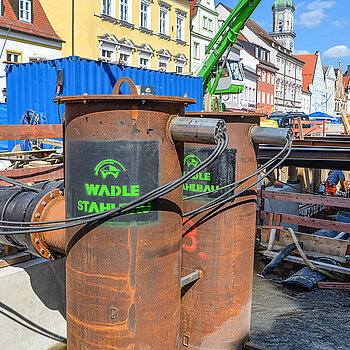 Im Bild zu sehen die beiden Pumpen, die im Falle eines Hochwassers das überschüssige Wasser mit einem Durchfluss von einem Kubikmeter pro Sekunde in drei Rohren zum noch intakten Moosachbett ableiten. (Foto: Stadt Freising)