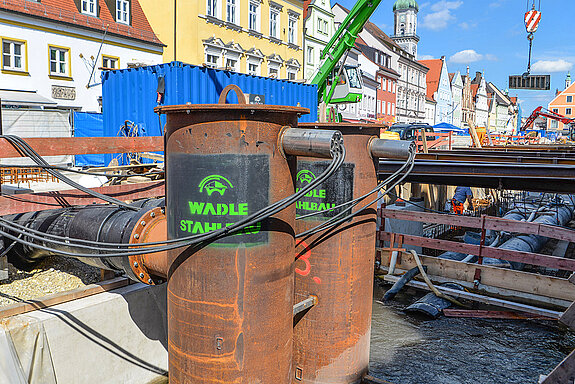 Im Bild zu sehen die beiden Pumpen, die im Falle eines Hochwassers das überschüssige Wasser mit einem Durchfluss von einem Kubikmeter pro Sekunde in drei Rohren zum noch intakten Moosachbett ableiten. (Foto: Stadt Freising)