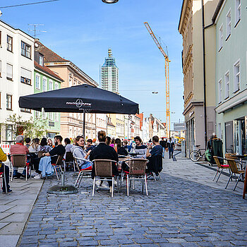 Die barrierefreie Gestaltung schafft mehr Platz für Freischankflächen wie hier für eine Bar in der Oberen Hauptstraße. (Foto: Stadt Freising)