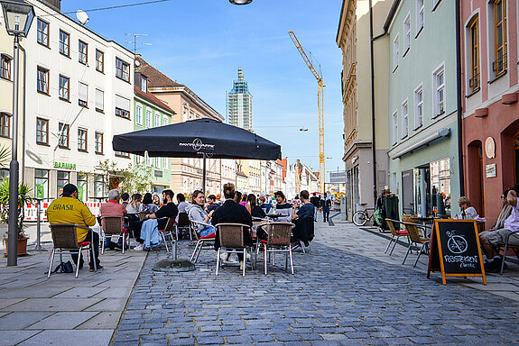 Die barrierefreie Gestaltung schafft mehr Platz für Freischankflächen wie hier für eine Bar in der Oberen Hauptstraße. (Foto: Stadt Freising)