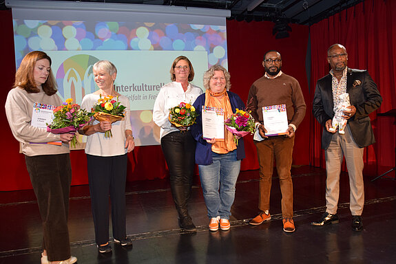 Auf dem Bild sind die Gewinner des Freisinger Interkulturellen Preises 2020 zu sehen.