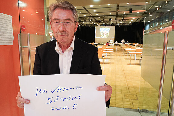 Stadtrat Dr. Hubert Hierl (✝) hält ein Schild mit der Aufschrift: "weil die Alternativen schrecklich sind.