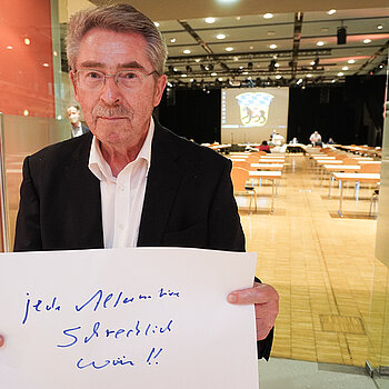 Stadtrat Dr. Hubert Hierl (✝) hält ein Schild mit der Aufschrift: "weil die Alternativen schrecklich sind.