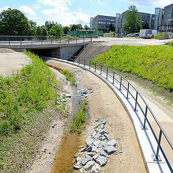 Der Thalhauser Graben, links im Bild, ist mit Flusssteinen naturnah angelegt. (Foto: Stadt Freising)