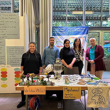 Auf dem Bild ist der Stand des Migrationsrates der Stadt Freising im Rahmen der "Langen Nacht der Demokratie" im Jahr 2022 zu sehen.