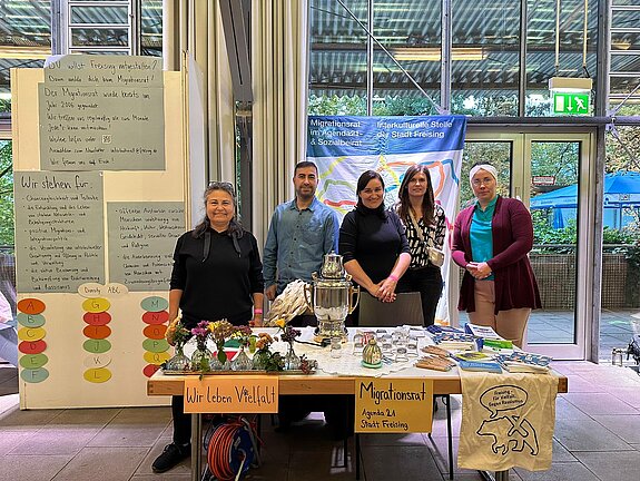 Auf dem Bild ist der Stand des Migrationsrates der Stadt Freising im Rahmen der "Langen Nacht der Demokratie" im Jahr 2022 zu sehen.