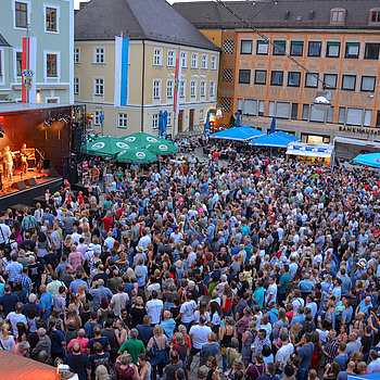 Das Lindenkeller-Team ist auch zuständig für das allseits beliebte Altstadtfest-Open Air - ein Stelldichein von Freisings besten Musiker*innen, das es seit 1987 gibt. (Foto: Stadt Freising)