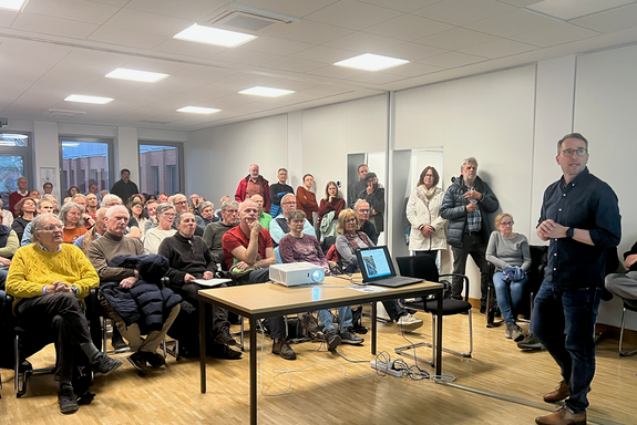 Großes Interesse an der Fernwärmeplanung der Freisinger Stadtwerke Foto: Rainer Teschner Ein voller Vortragsraum, teilweise stehen Menschen. davor ein Referent, Laptop, Beamer.