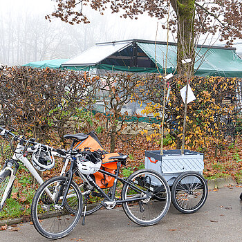 Als ideal für den Transport der Halbstämme im Container erwiesen sich Lastenradanhänger.  