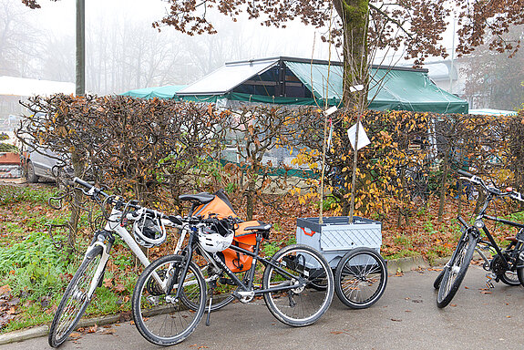 Als ideal für den Transport der Halbstämme im Container erwiesen sich Lastenradanhänger.  