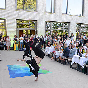 Großartige Performance: Benedikt Mordstein mit seiner Breakdance-Truppe. (Foto: Stadt Freising)