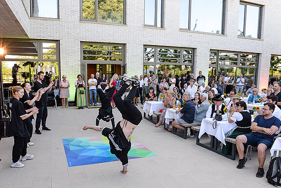 Großartige Performance: Benedikt Mordstein mit seiner Breakdance-Truppe. (Foto: Stadt Freising)