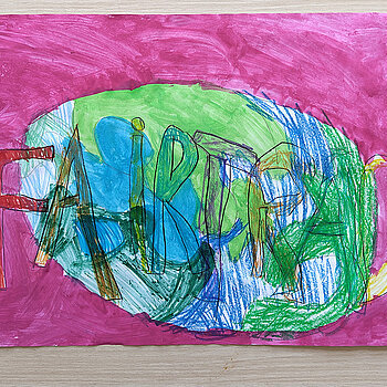 ein gemaltes Bild mit Lila mit Grün-Blauer Mitte und Schrift Fairtrade