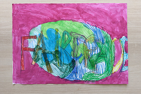 ein gemaltes Bild mit Lila mit Grün-Blauer Mitte und Schrift Fairtrade