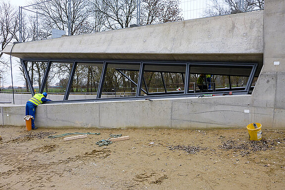 Seitlicher Blick auf das Südportal des Tunnels der Westtangente Freising.