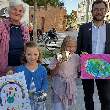 zwei Erwachsene und zwei Kinder