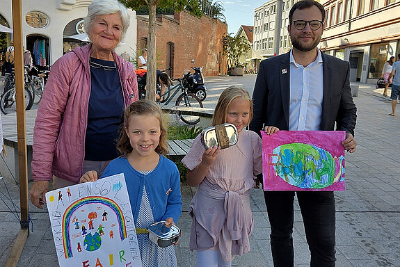 zwei Erwachsene und zwei Kinder
