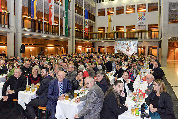 Auch Emeritierter Weihbischof Bernhard Haßlberger (vorne links) ist wieder Gast beim Kulturellen Partnerschaftsabend.