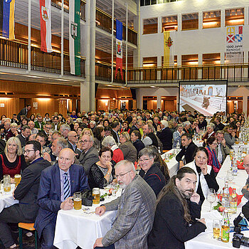 Auch Emeritierter Weihbischof Bernhard Haßlberger (vorne links) ist wieder Gast beim Kulturellen Partnerschaftsabend.