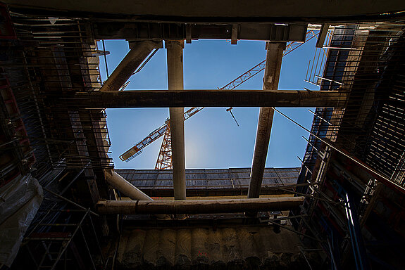 Westtangente Freising: Blick im Schachtbauwerk nach oben - noch ist hier der Himmel zu sehen.