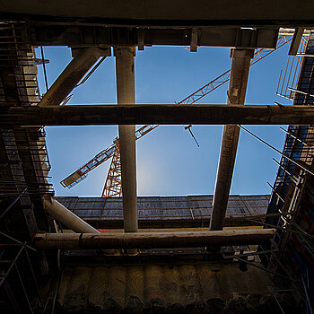 Westtangente Freising: Blick im Schachtbauwerk nach oben - noch ist hier der Himmel zu sehen.