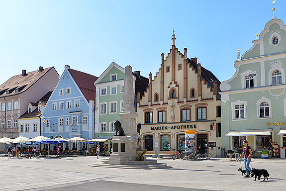 Frisch restauriertes Kriegerdenkmal in der Oberen Hauptstraße. (Foto: ski)