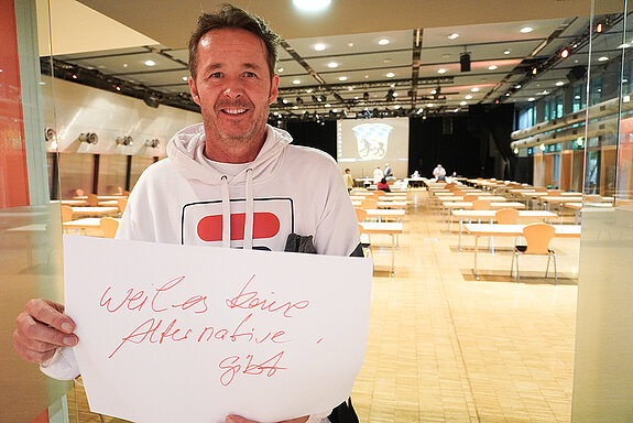 Mobilitätsreferent Karl-Heinz Freitag hält ein Schild mit der Aufschrift: "weil es keine Alternative gibt."