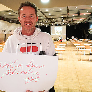 Mobilitätsreferent Karl-Heinz Freitag hält ein Schild mit der Aufschrift: "weil es keine Alternative gibt."